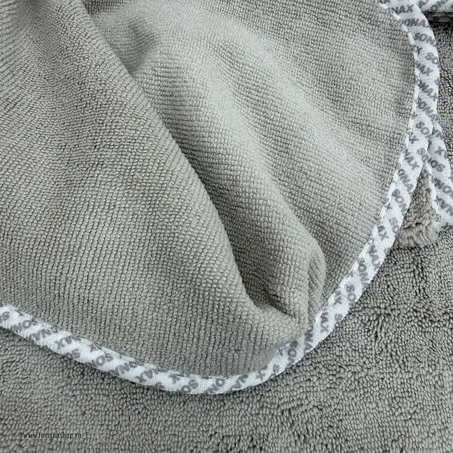 Khăn lau microfiber Sonax với sợi vải siêu mềm và khả năng thấm hút tốt. Phù hợp cho nhiều công việc chăm sóc xe như lau sạch chất đánh bóng, sáp hoặc chất phủ bảo vệ sơn xe. Cũng thích hợp để vệ sinh nội thất xe ô tô.