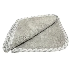 Khăn lau microfiber Sonax với sợi vải siêu mềm và khả năng thấm hút tốt. Phù hợp cho nhiều công việc chăm sóc xe như lau sạch chất đánh bóng, sáp hoặc chất phủ bảo vệ sơn xe. Cũng thích hợp để vệ sinh nội thất xe ô tô.